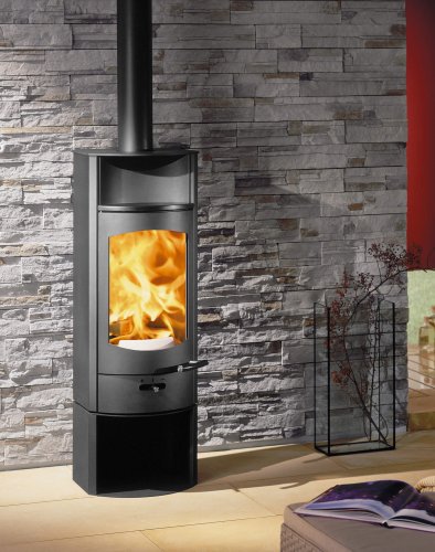 Flok 2.0 stove ambiance photo with steel cladding and plinth