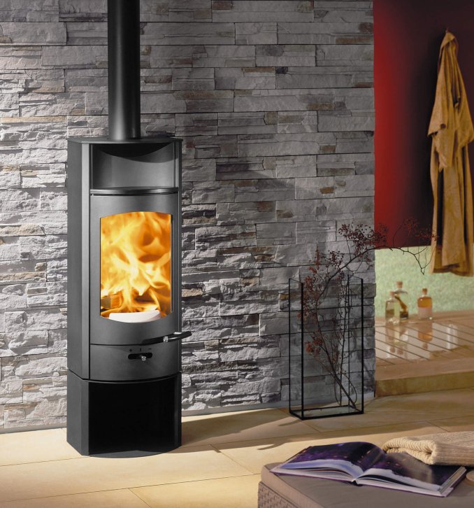 Flok 2.0 stove ambiance photo with steel cladding and plinth