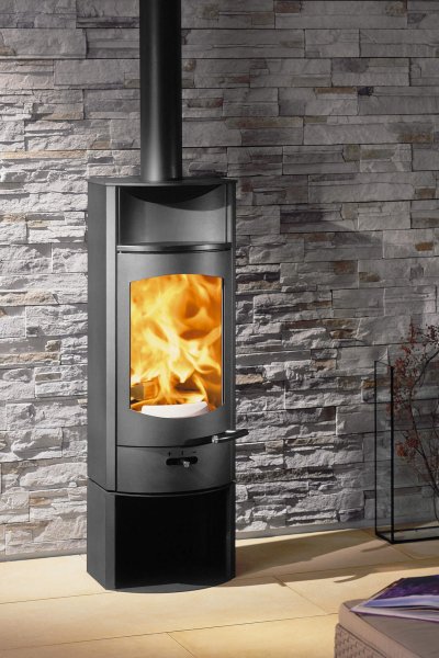 Flok 2.0 stove ambiance photo with steel cladding and plinth