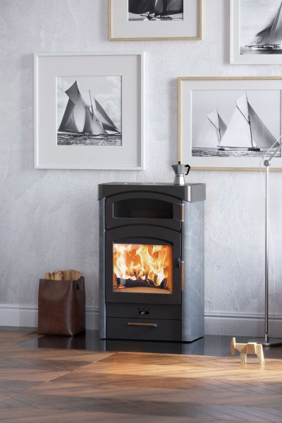 Pallas Back stove ambiance photo with soapstone cladding with wood drawer